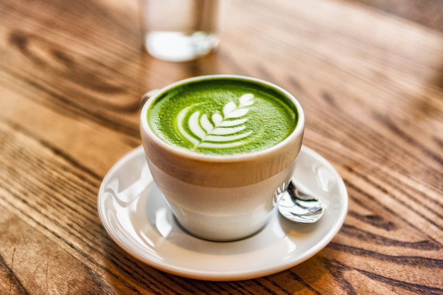 Latte caliente preparado con matcha