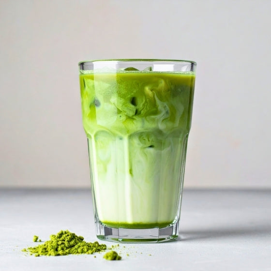 Latte frío preparado con matcha